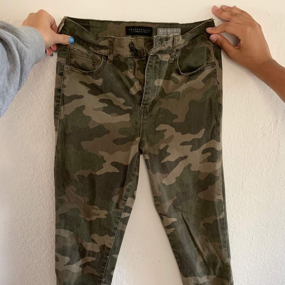 Camouflage jeans green